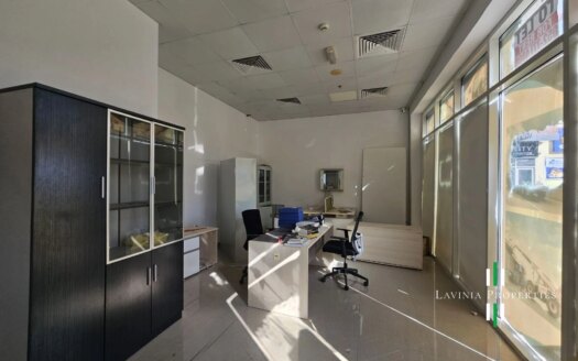 CORNER SHOP IN BUSINESS DISTRICT | PRIME LOCATION