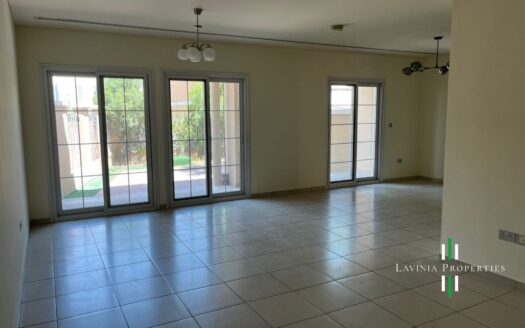 CORNER VILLA | 2 PARKINGS | PRIVATE GARDEN